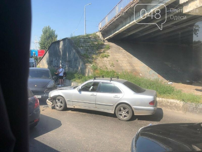 Porsche и Mercedes не поделили дорогу: ДТП в Одессе под Ивановским мостом, - ФОТО  , фото-1