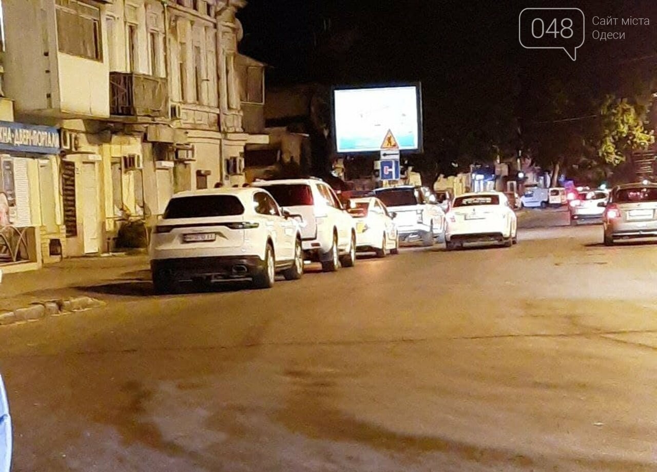 Дорогое ДТП: в Одессе  Range Rover, Porsche и Renault не поделили дорогу, - ФОТО , фото-1