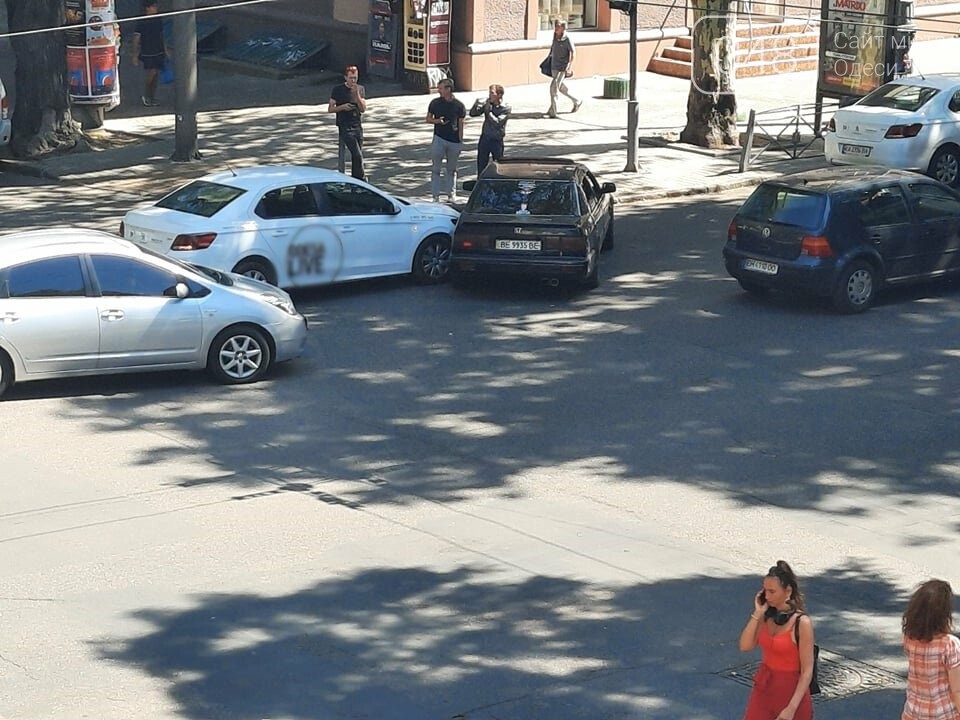 В центре Одессы произошло ДТП с участием автомобиля одного из местных телеканалов, - ФОТО, фото-2