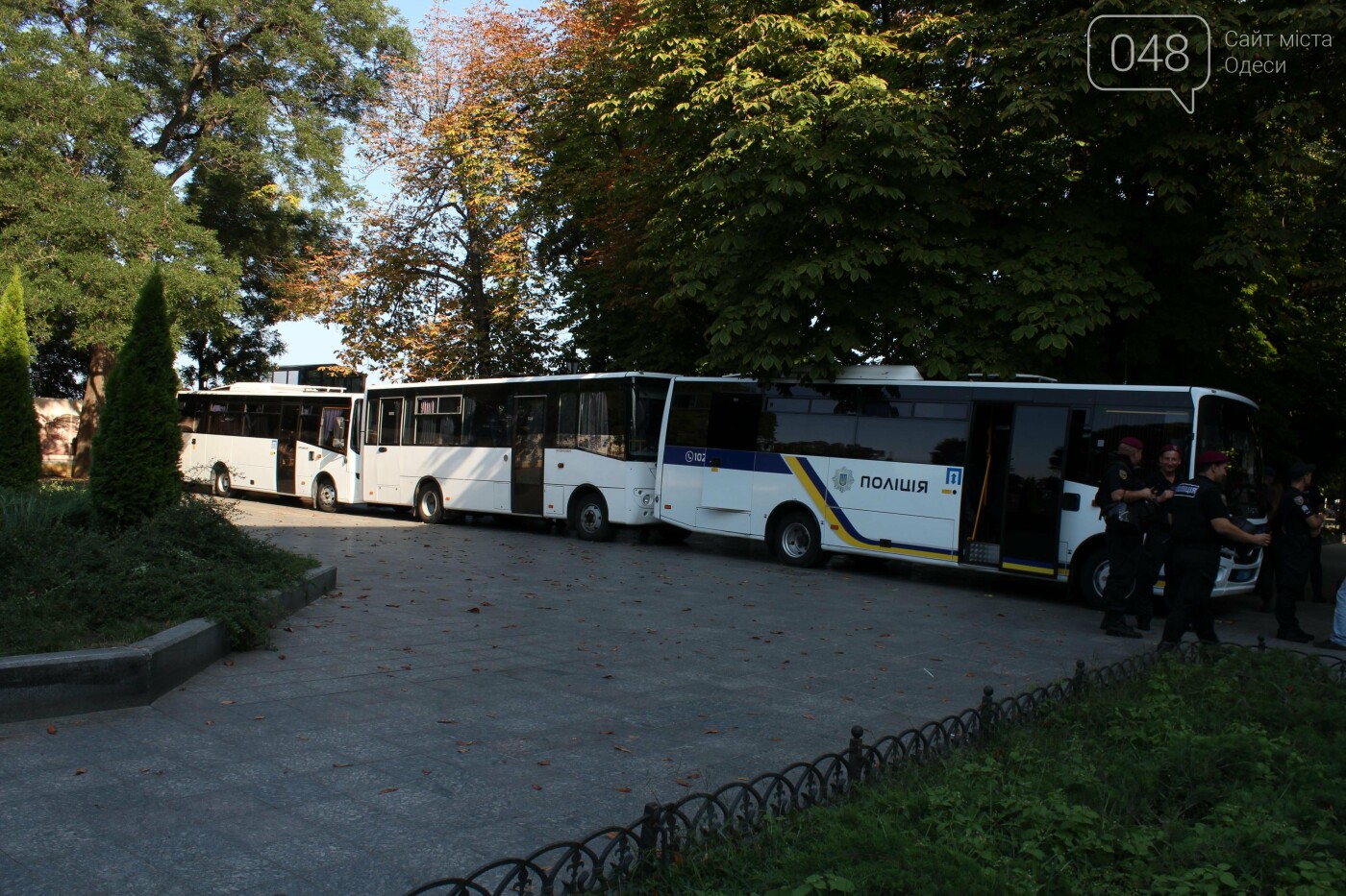 Полиция, взрывпакеты и дым: в Одессе прошёл ЛГБТ-марш, - ФОТО, ВИДЕО , фото-24