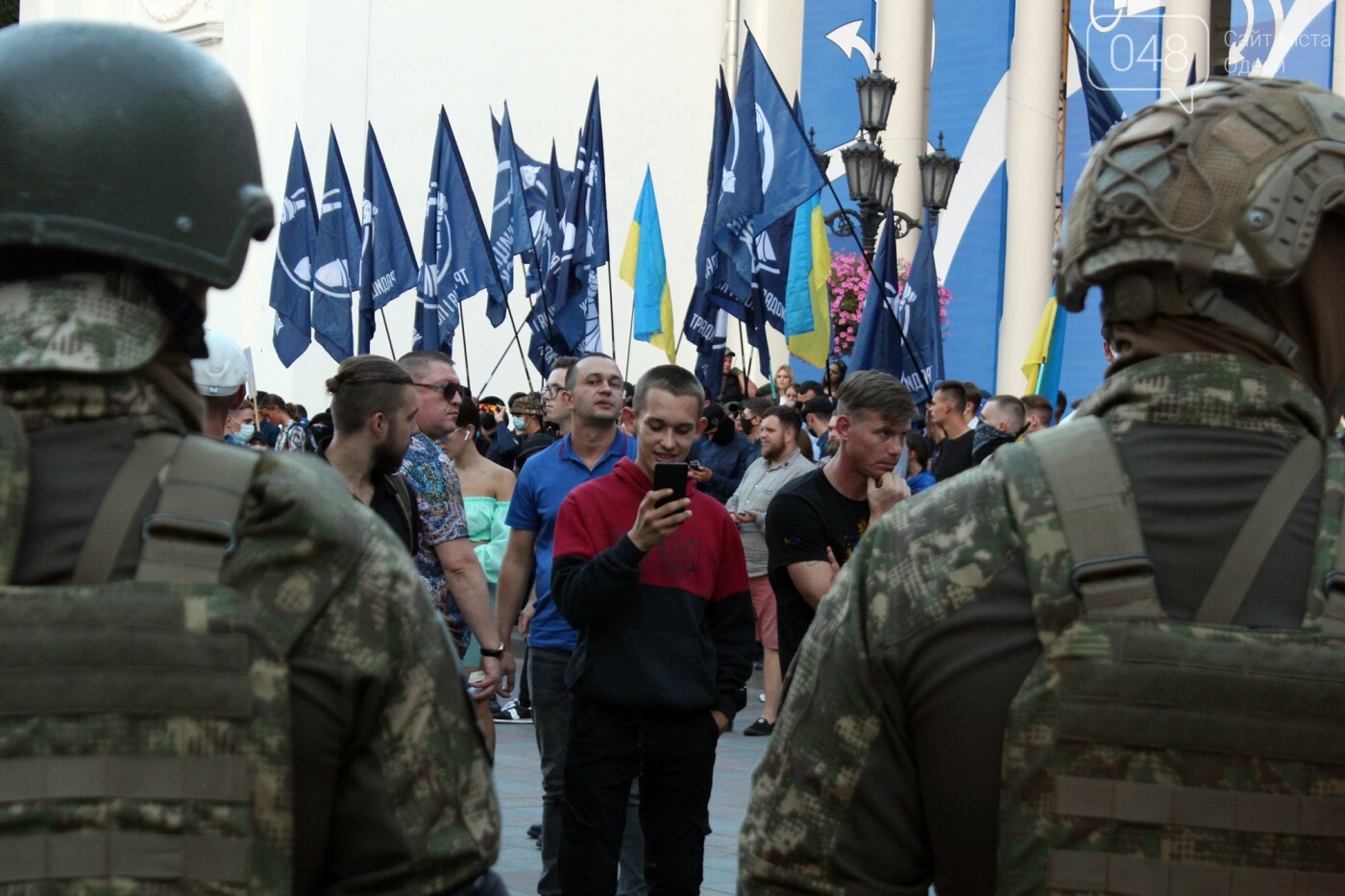 Полиция, взрывпакеты и дым: в Одессе прошёл ЛГБТ-марш, - ФОТО, ВИДЕО , фото-40