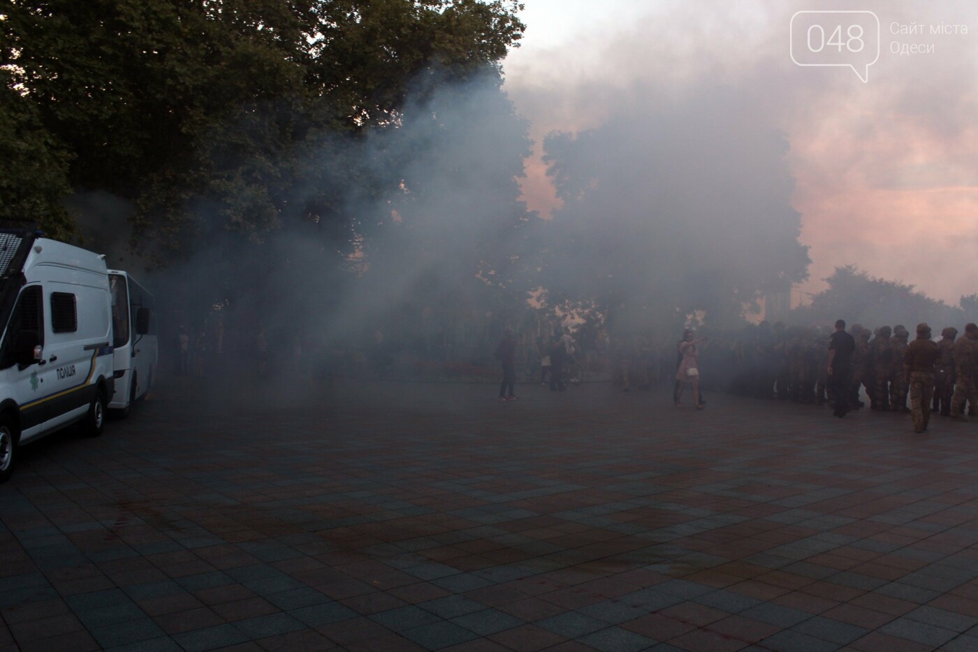 Полиция, взрывпакеты и дым: в Одессе прошёл ЛГБТ-марш, - ФОТО, ВИДЕО , фото-57