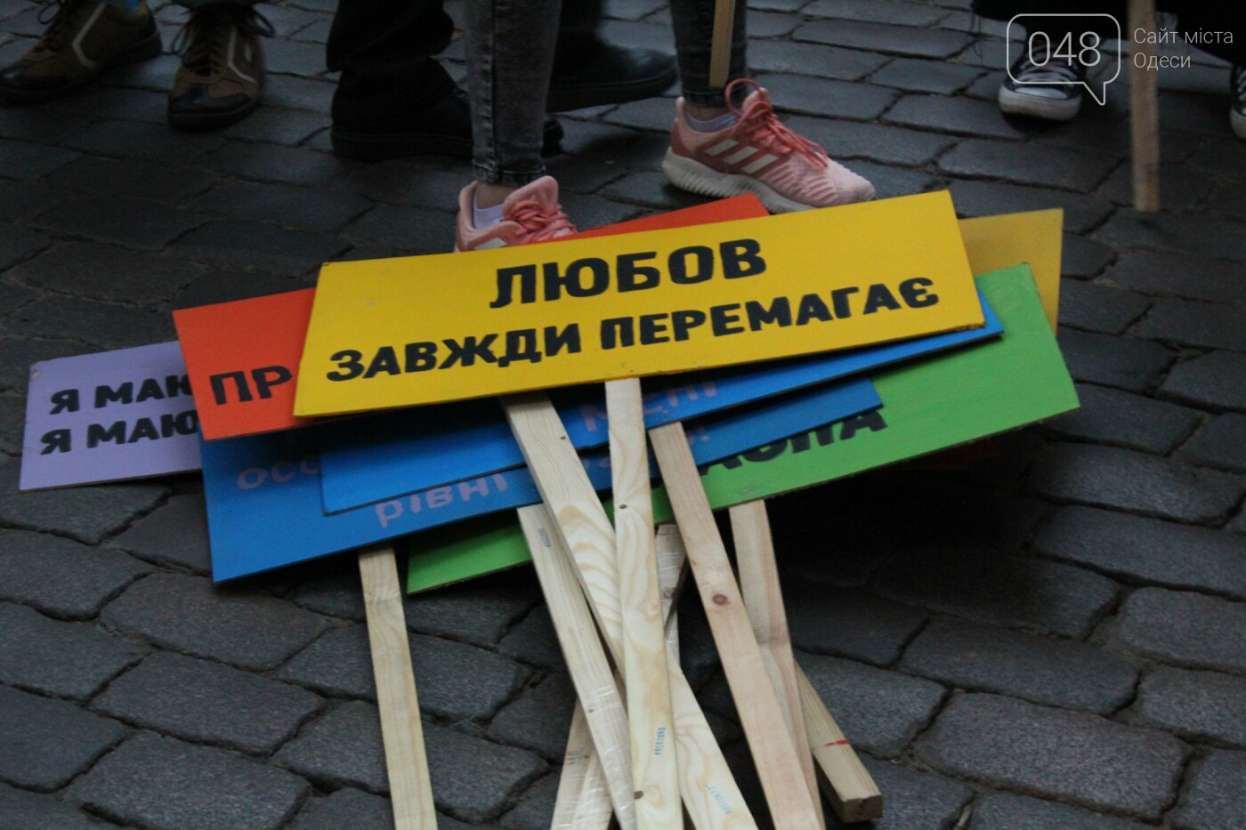 Полиция, взрывпакеты и дым: в Одессе прошёл ЛГБТ-марш, - ФОТО, ВИДЕО , фото-45