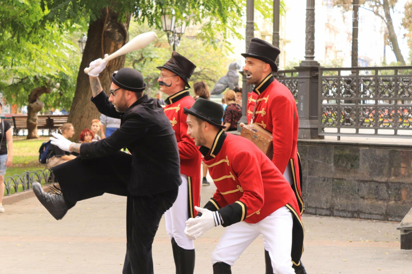 Трюки, фокусы и "Комедиада": в одесском Горсаду выступил коллектив "Tall brothers", - ФОТО, ВИДЕО , фото-2