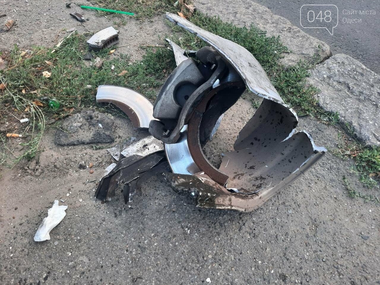 Серьёзное ДТП: в Одессе у автомобиля на ходу оторвалось колесо, - ФОТО , фото-2