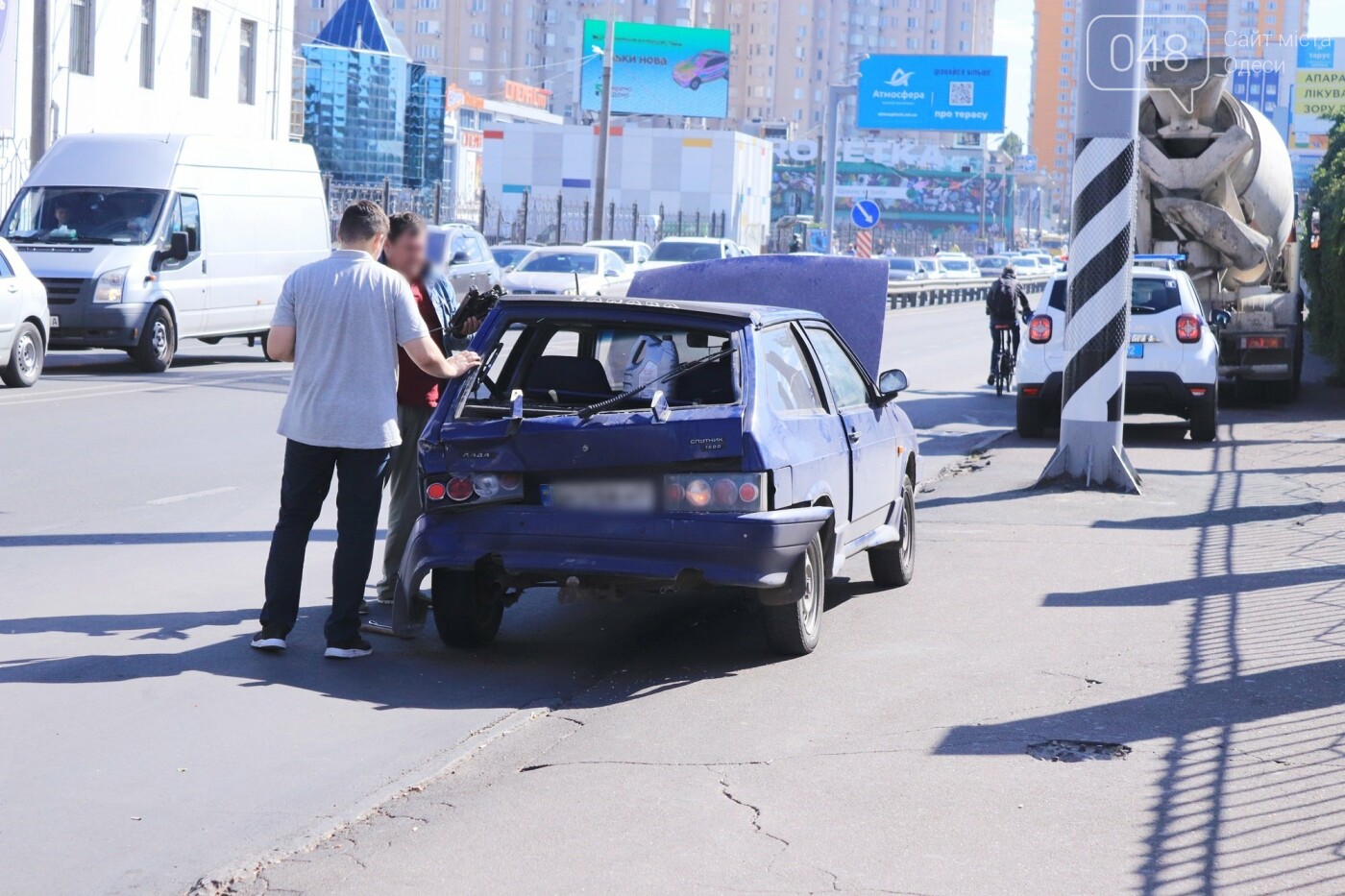 Могли взорваться: в Одессе КАМАЗ протаранил на светофоре легковушку с баллоном газа в багажнике, - ФОТО , фото-12