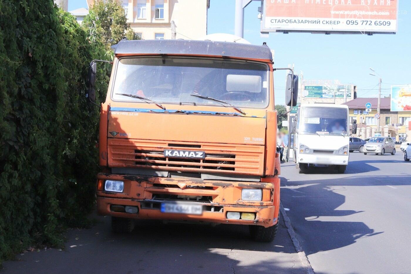 Могли взорваться: в Одессе КАМАЗ протаранил на светофоре легковушку с баллоном газа в багажнике, - ФОТО , фото-6