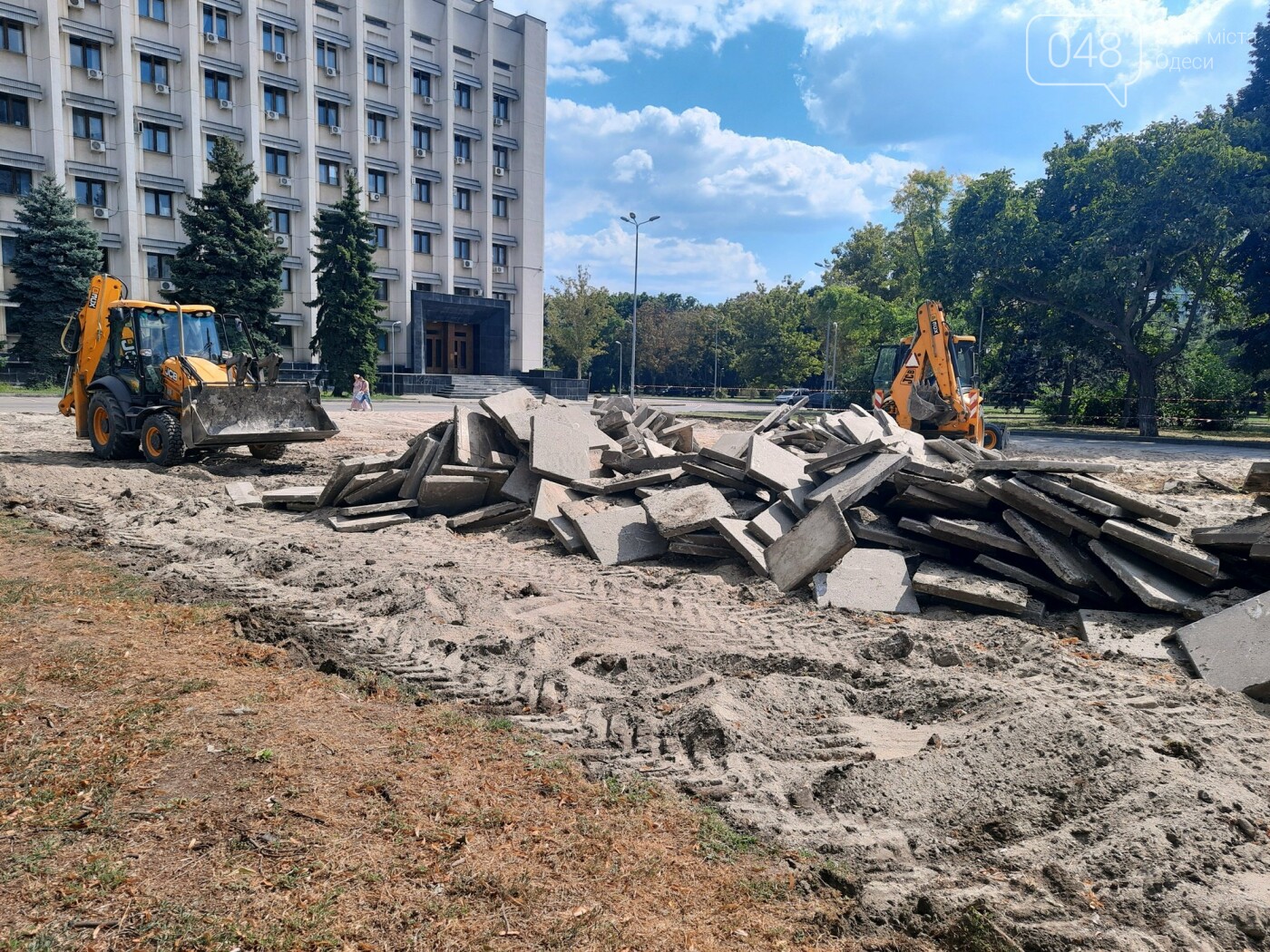В одном из одесских скверов появилась строительная техника, - ФОТО , фото-12