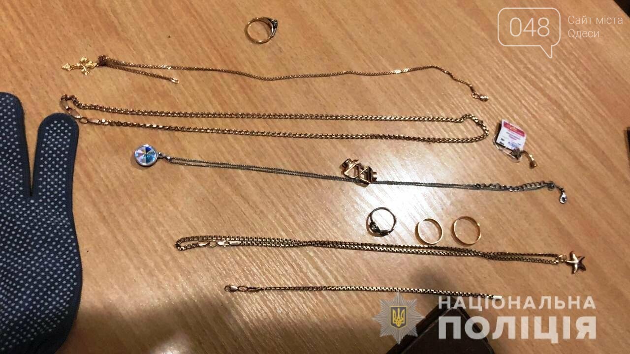 Срезали решетку с окна: в Одессе обокрали квартиру, - ФОТО, фото-1