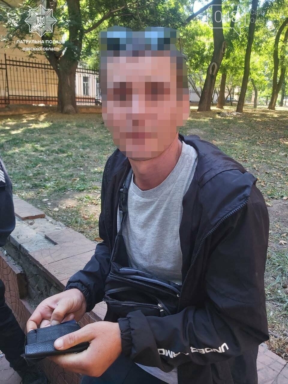 Заработал сразу две статьи: В Одессе мужчина украл телефон, а потом предлагал патрульным взятку,- ФОТО, фото-1