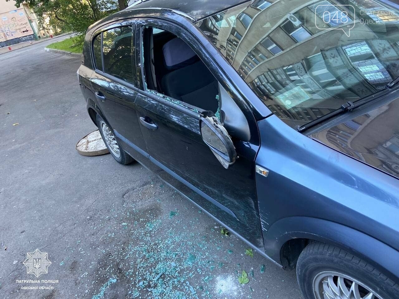 Разбил стекло в автомобиле, ругался матом и бросался на людей: В Одессе патрульные задержали дебошира,- ФОТО, фото-1