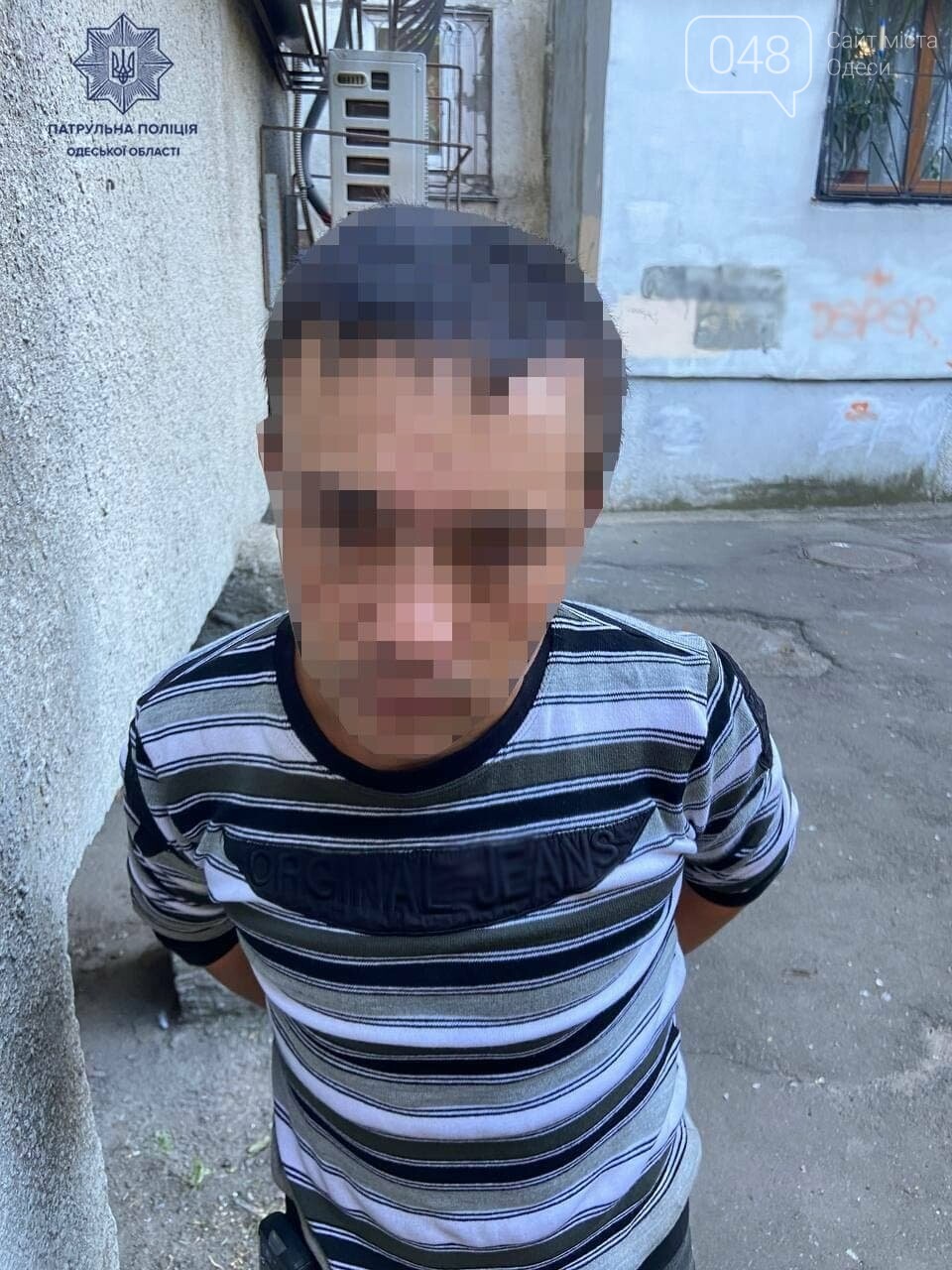 Разбил стекло в автомобиле, ругался матом и бросался на людей: В Одессе патрульные задержали дебошира,- ФОТО, фото-2