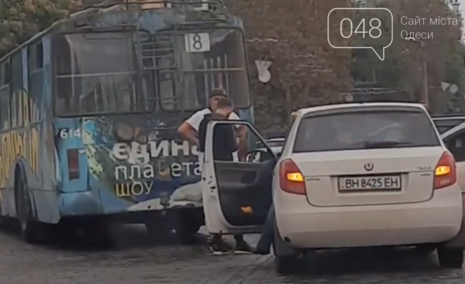В центре Одессы произошло тройное ДТП с участием троллейбуса, - ФОТО, ВИДЕО , фото-1