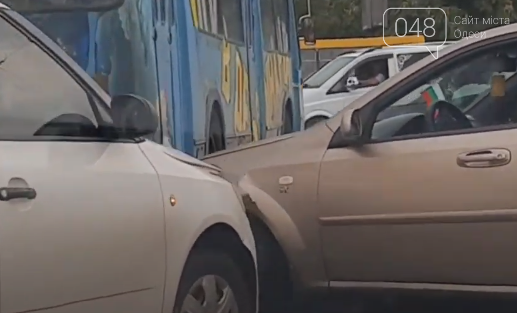 В центре Одессы произошло тройное ДТП с участием троллейбуса, - ФОТО, ВИДЕО , фото-3