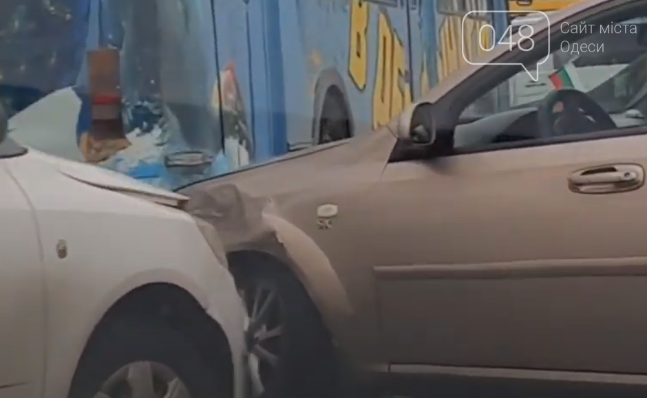 В центре Одессы произошло тройное ДТП с участием троллейбуса, - ФОТО, ВИДЕО , фото-4
