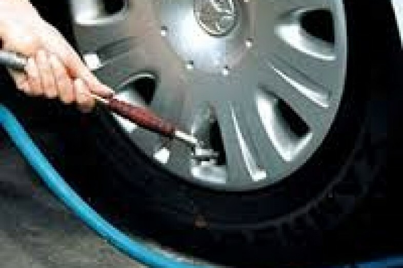 Накачивания шин азотом. Накачка шин. Накачивание колеса автомобиля. Подкачка колес шиномонтаж. Подкачать колеса шиномонтаж.