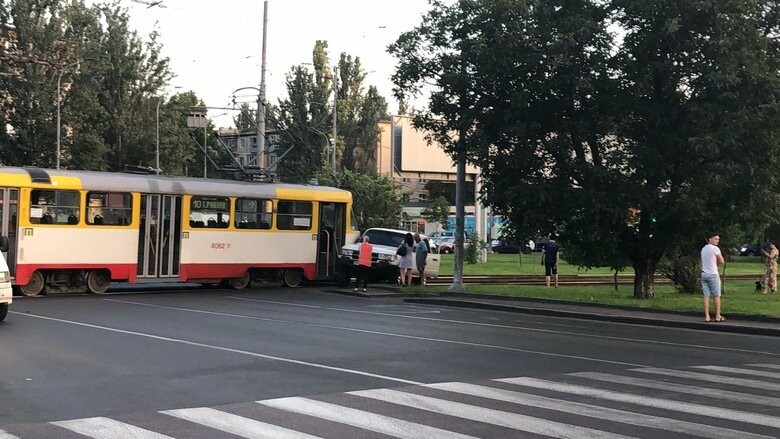 Трамвай протаранил бмв