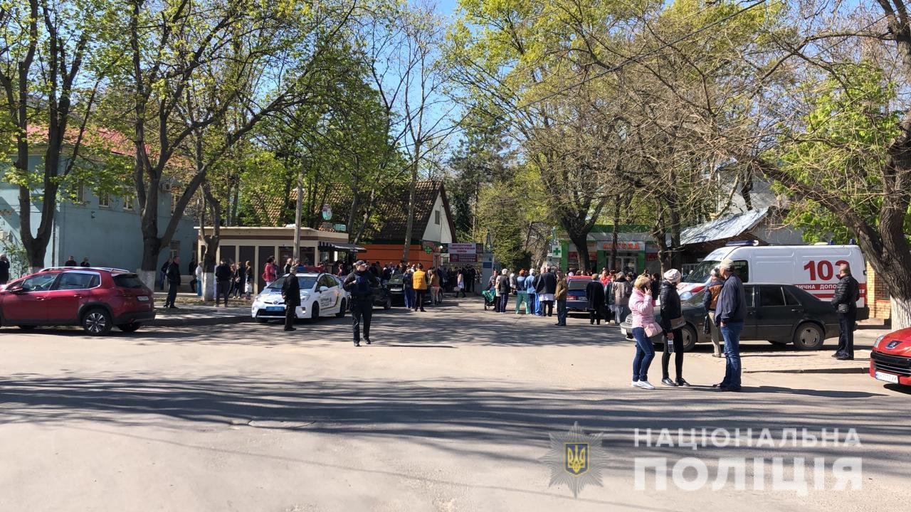 410 посетителей и сотрудников одесского медцентра эвакуировали из-за минирования, - ФОТО