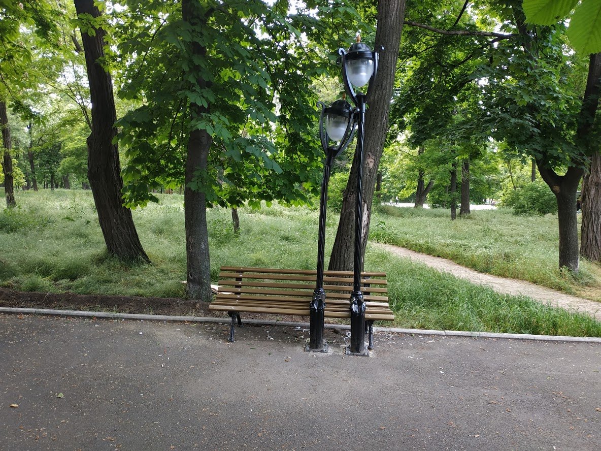 Лавочка и фонарь в парке