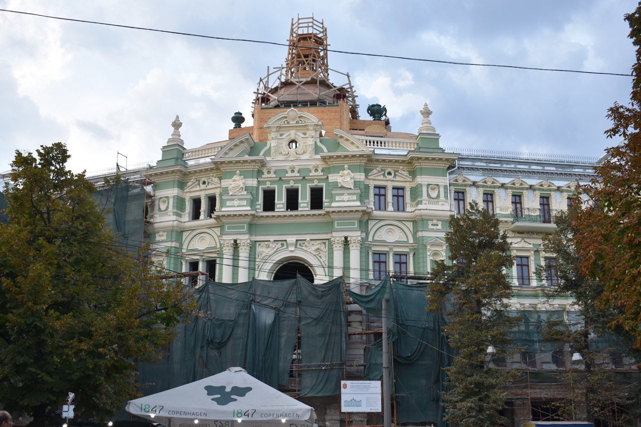 Реставраторы покрасили почти половину дома Руссова в центре Одессы, - ФОТО