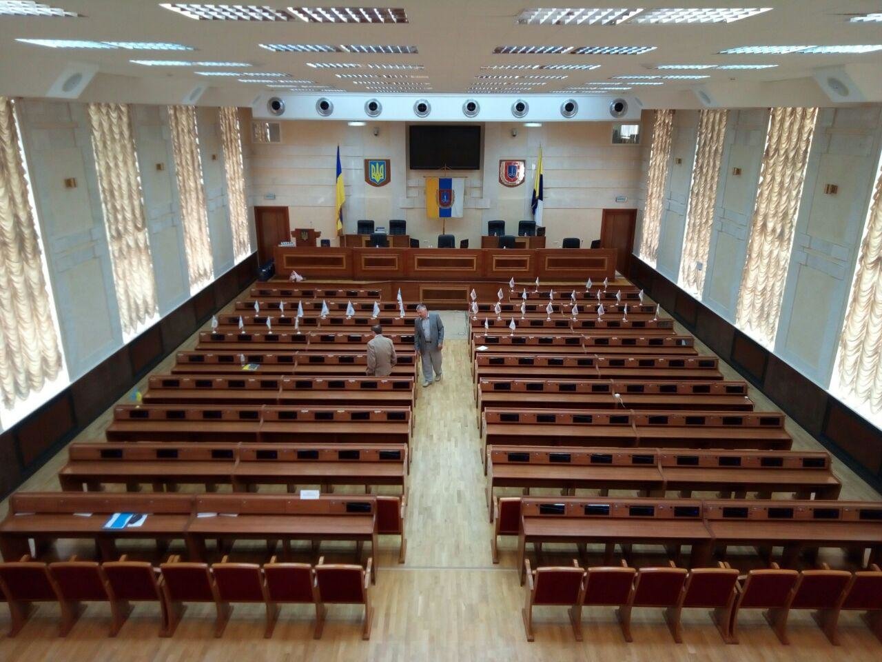 Одесские депутаты не следят за временем: сессия началась с пустым залом, - ФОТО