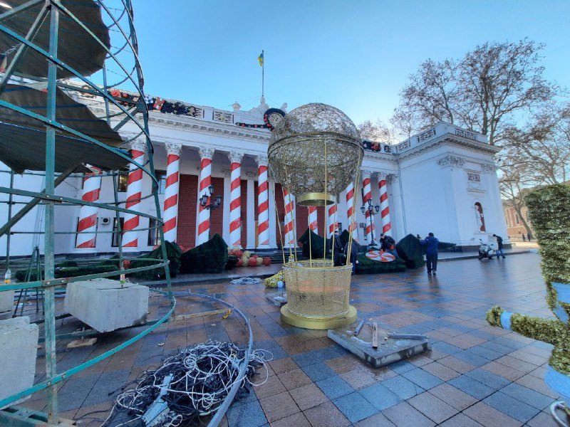 В Одессе разобрали главную ёлку, - ФОТОРЕПОРТАЖ, ВИДЕО, фото-7