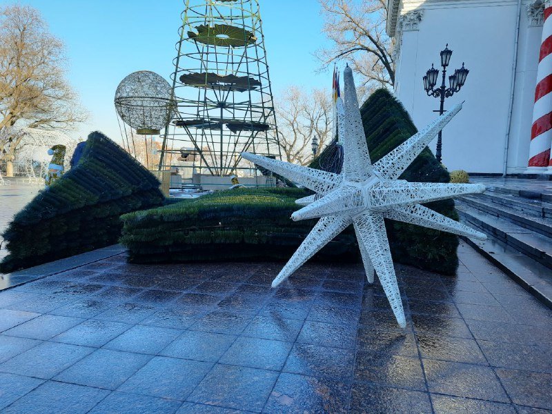 В Одессе разобрали главную ёлку, - ФОТОРЕПОРТАЖ, ВИДЕО, фото-3