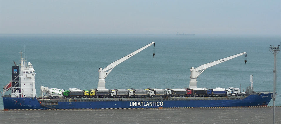 В Одесский порт прибыло судно с 1430 тоннами автомобильной спецтехники, - ФОТО, фото-1