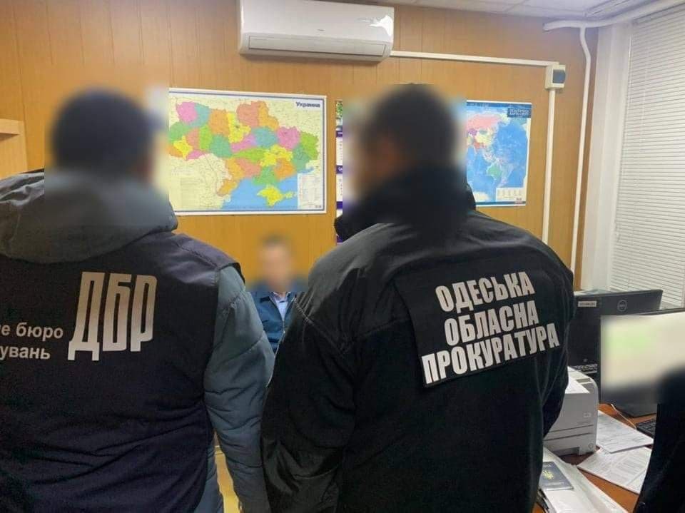Двоих госслужащих из Одессы поймали на взятке, - ФОТО, фото-1