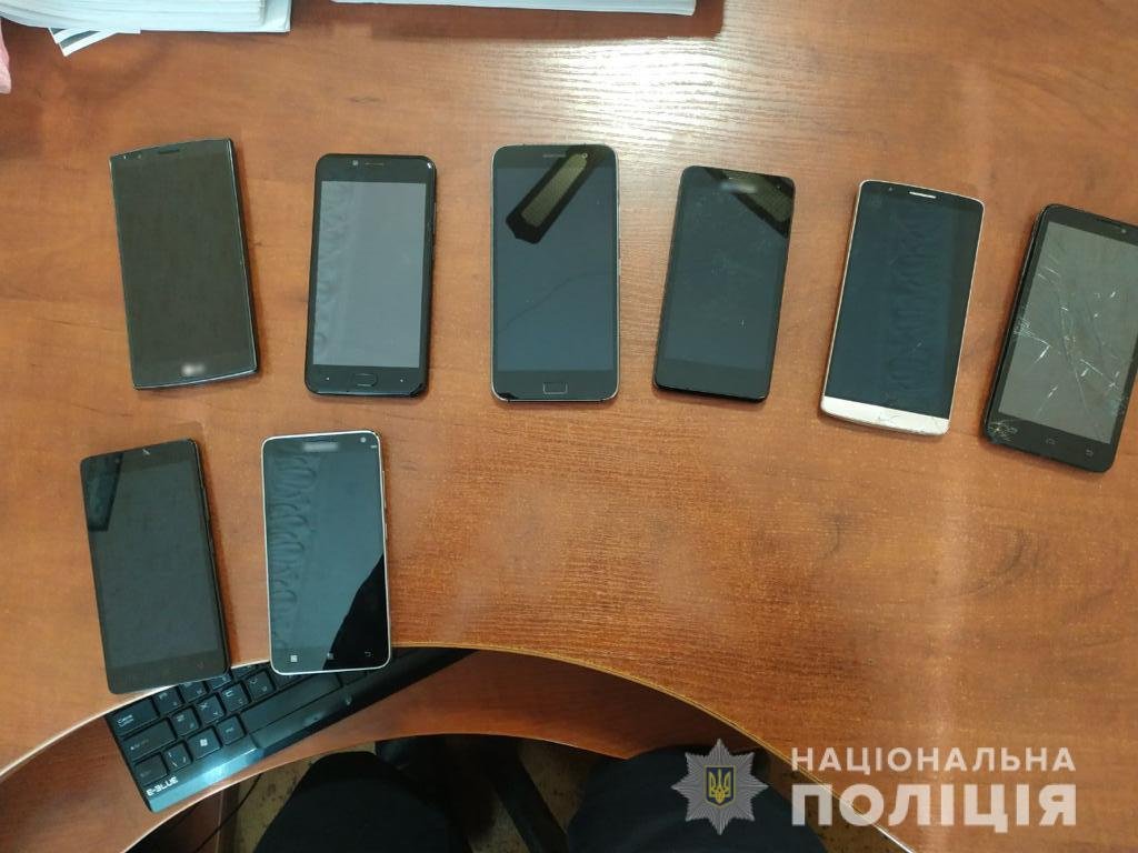 Полиция задержала двух мужчин, которые украли 18 телефонов в магазинах в центре Одессы, - ФОТО, фото-1