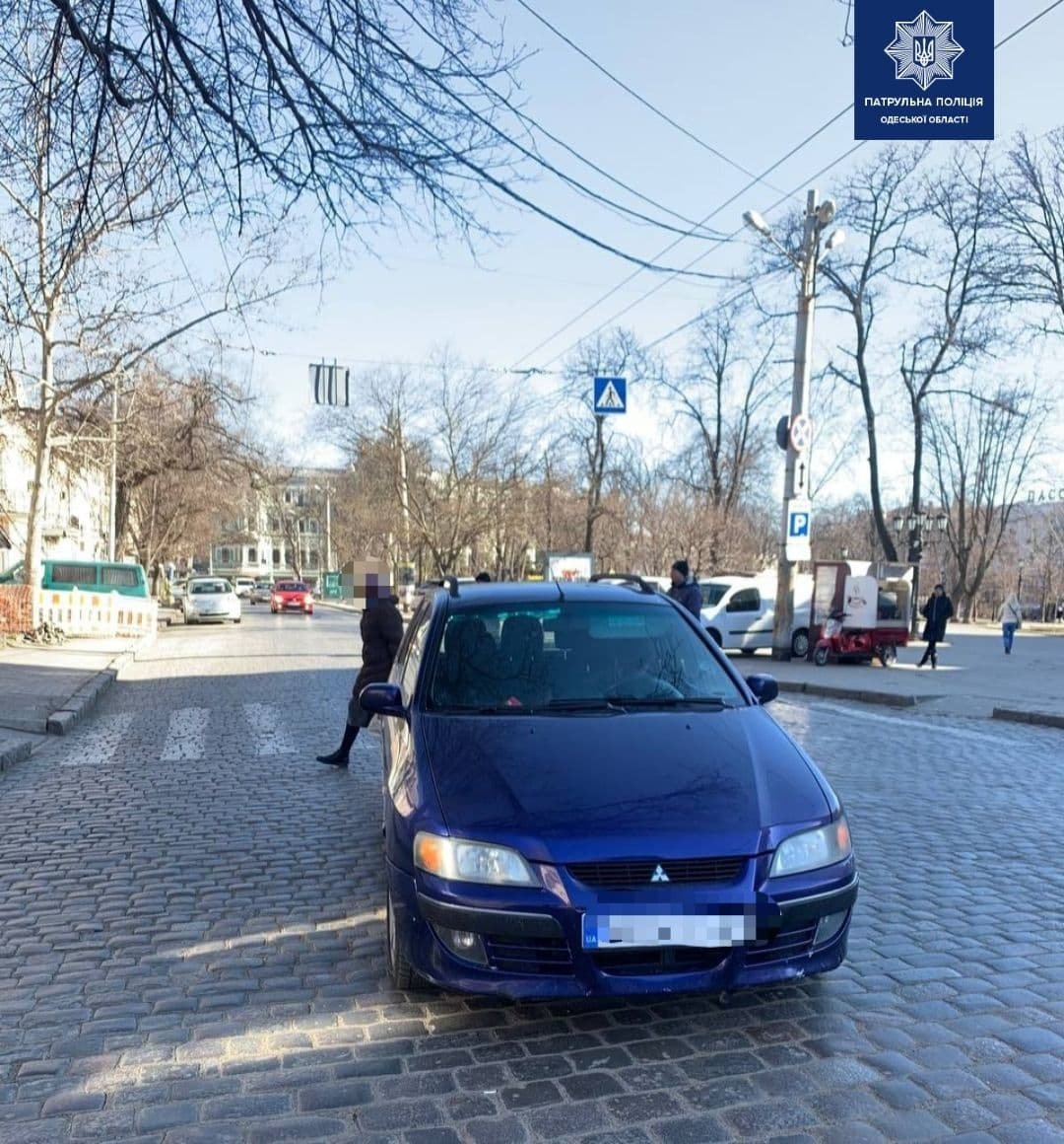 В центре Одессы автомобиль сбил девушку прямо на зебре, - ФОТО, фото-2