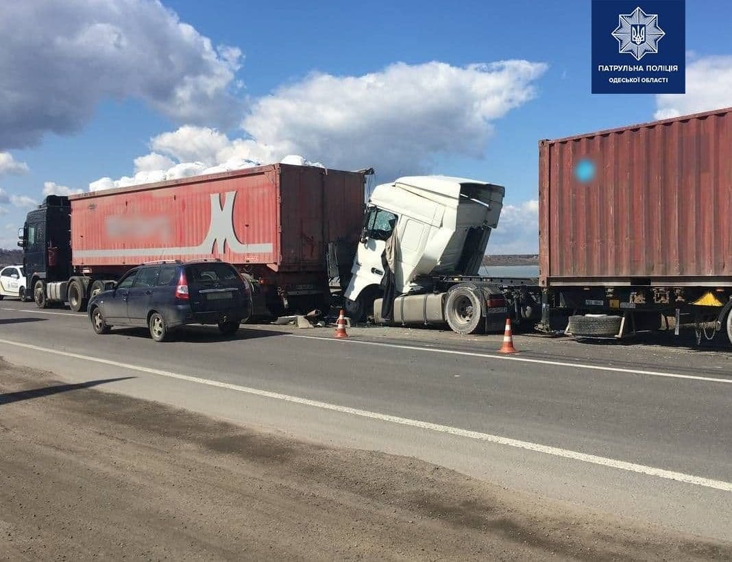 В Одессе на Объездной дороге столкнулись грузовики, есть пострадавший, - ФОТО, фото-2