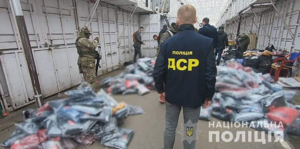 В Одессе разоблачили подпольный цех, в котором шили подделки под известные бренды , фото-2