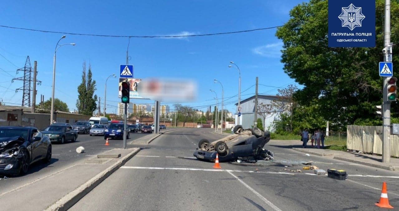 В Одессе произошла серьёзная авария с опрокидыванием машины: есть пострадавшие, - ФОТО, фото-1