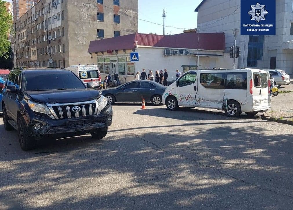 Ехал на красный: в Одессе столкнулись два автомобиля, есть пострадавшие, - ФОТО, фото-3