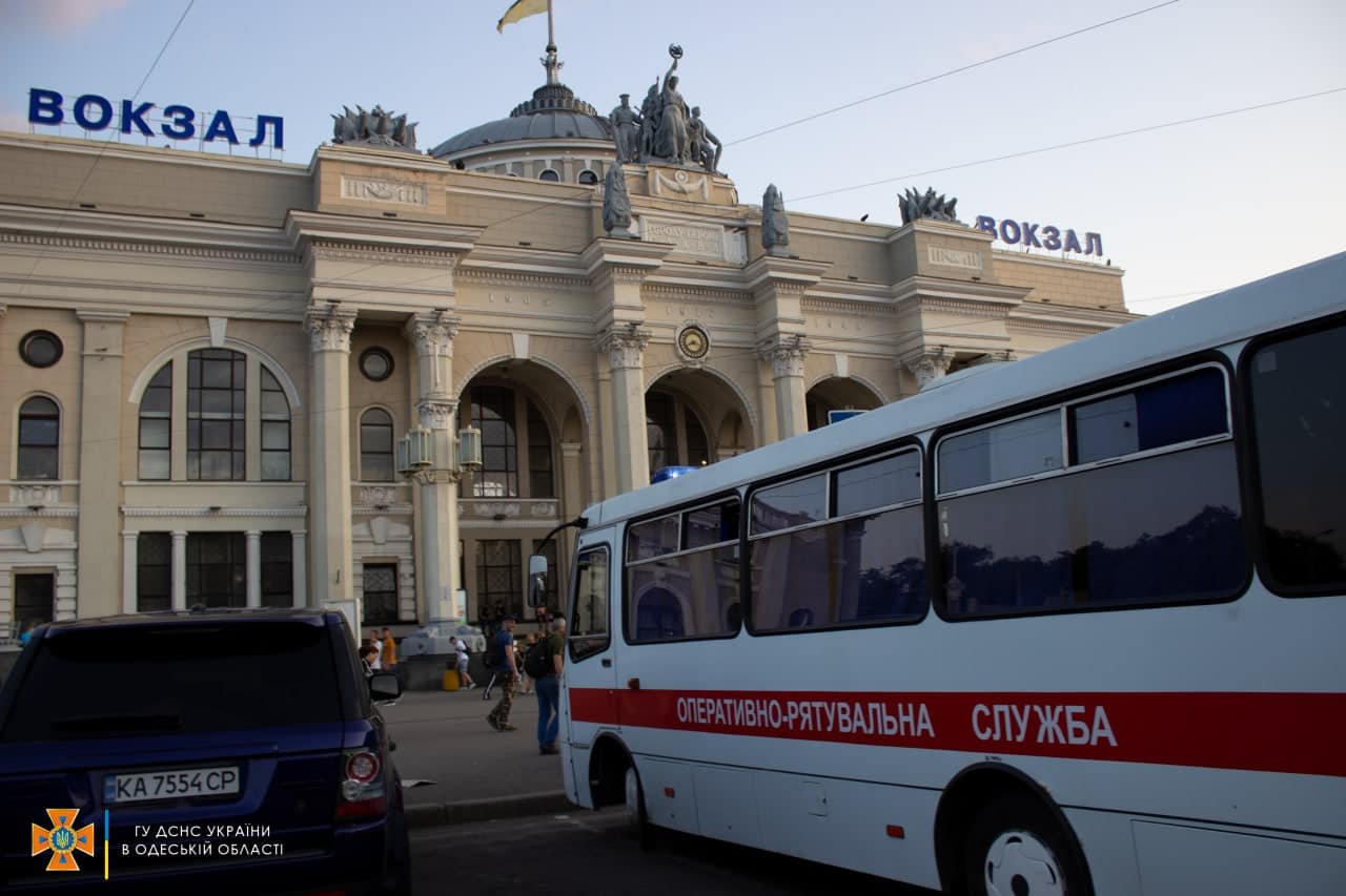 В плену стихии: одесские спасатели помогли гостям из Харькова успеть на поезд, - ФОТО, фото-1