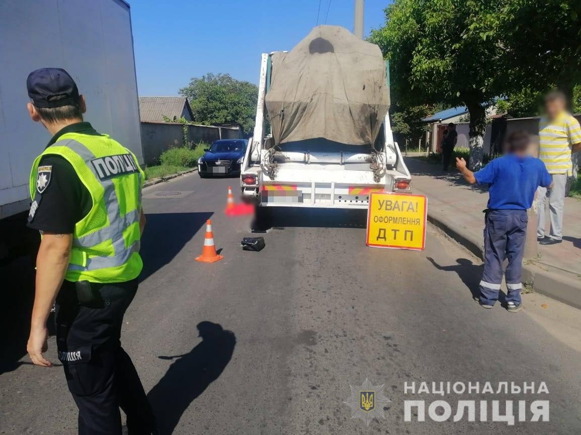 Умерла под колёсами грузовика: в Одессе мусоровоз переехал женщину, - ФОТО , фото-1