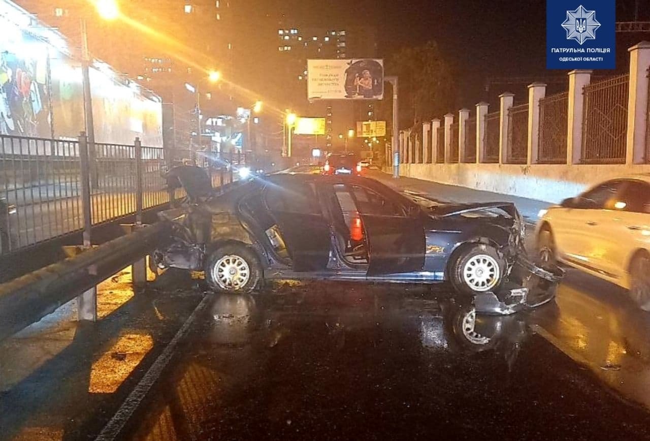 Влетел в отбойник и загорелся: в Одессе возле вокзала произошло ДТП, - ФОТО, фото-1