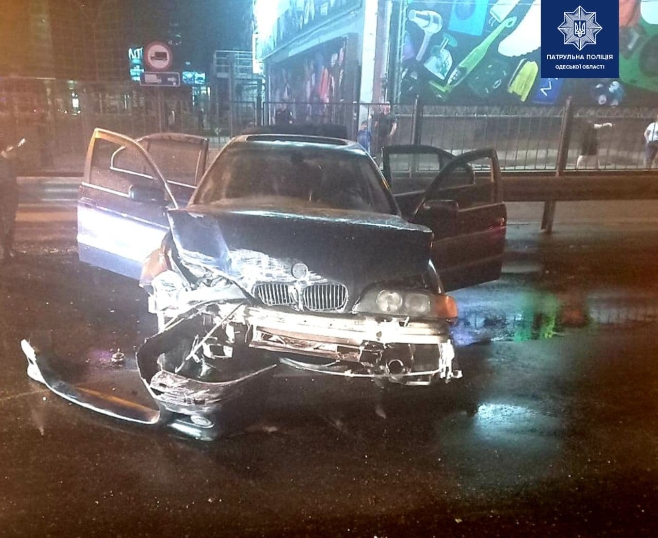 Влетел в отбойник и загорелся: в Одессе возле вокзала произошло ДТП, - ФОТО, фото-2
