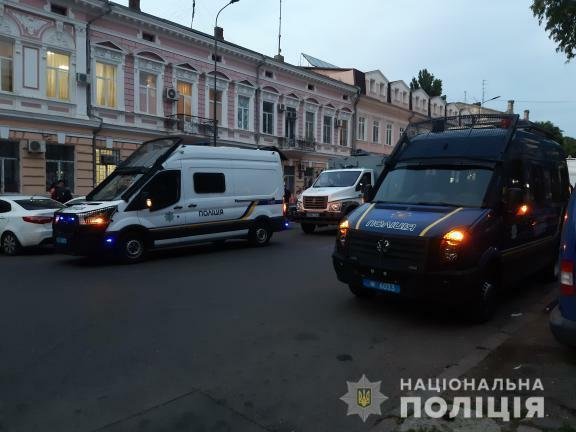 Задержали более 50 человек: противники ЛГБТ напали на полицейских в Одессе, - ФОТО, ВИДЕО , фото-7
