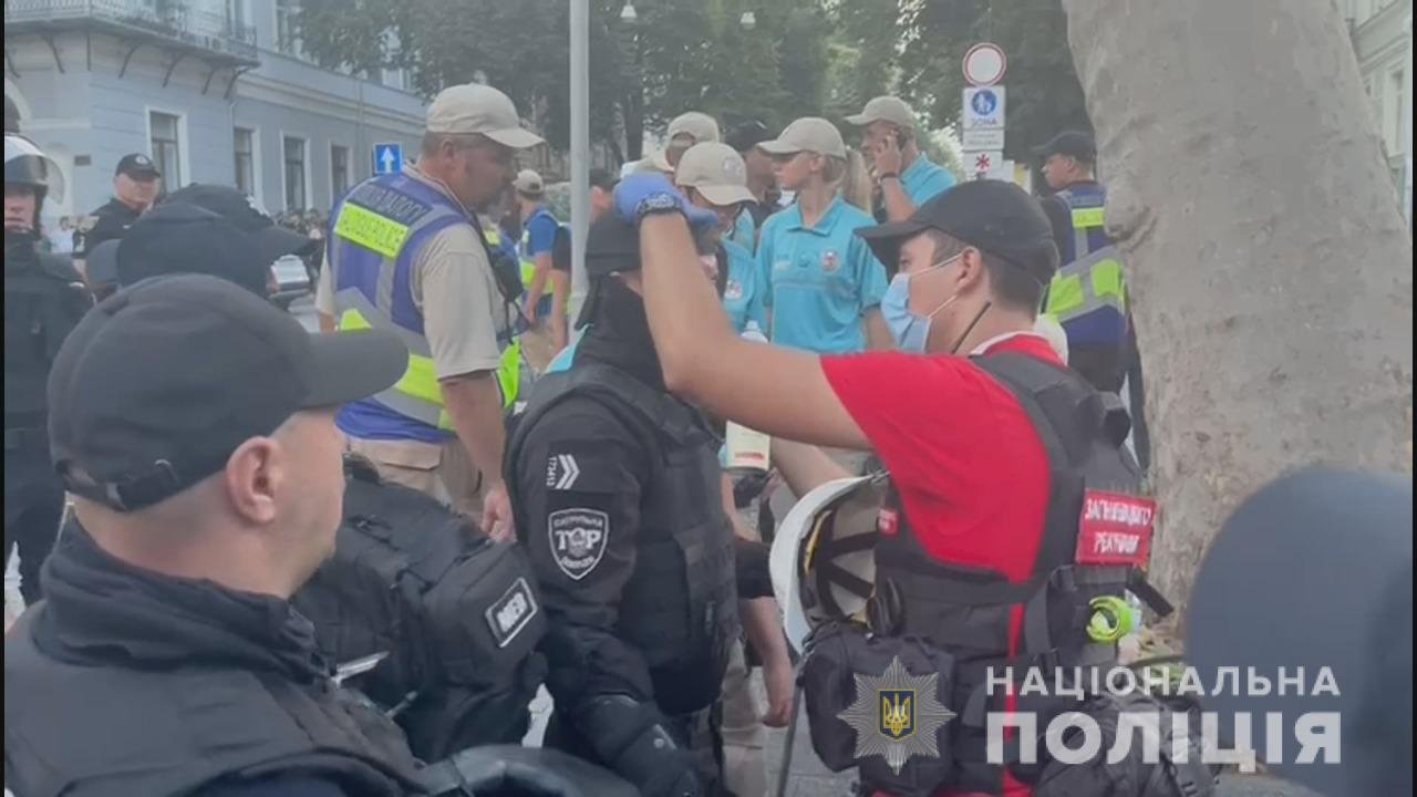 Задержали более 50 человек: противники ЛГБТ напали на полицейских в Одессе, - ФОТО, ВИДЕО , фото-3