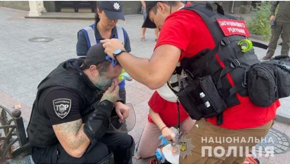 Задержали более 50 человек: противники ЛГБТ напали на полицейских в Одессе, - ФОТО, ВИДЕО , фото-4