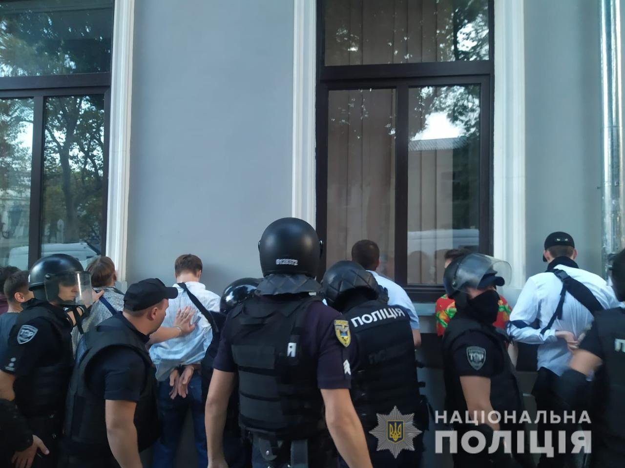 Задержали более 50 человек: противники ЛГБТ напали на полицейских в Одессе, - ФОТО, ВИДЕО , фото-5