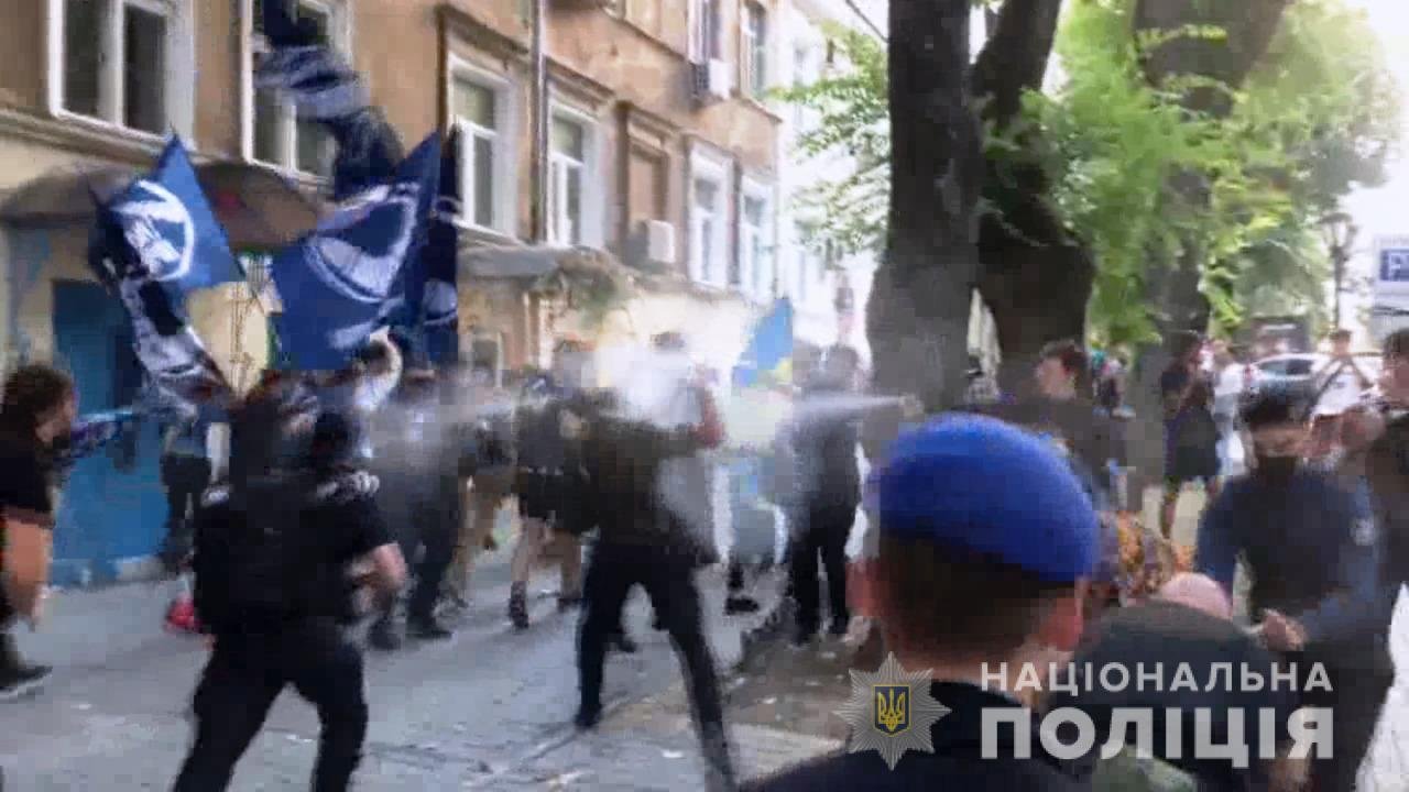 Задержали более 50 человек: противники ЛГБТ напали на полицейских в Одессе, - ФОТО, ВИДЕО , фото-2