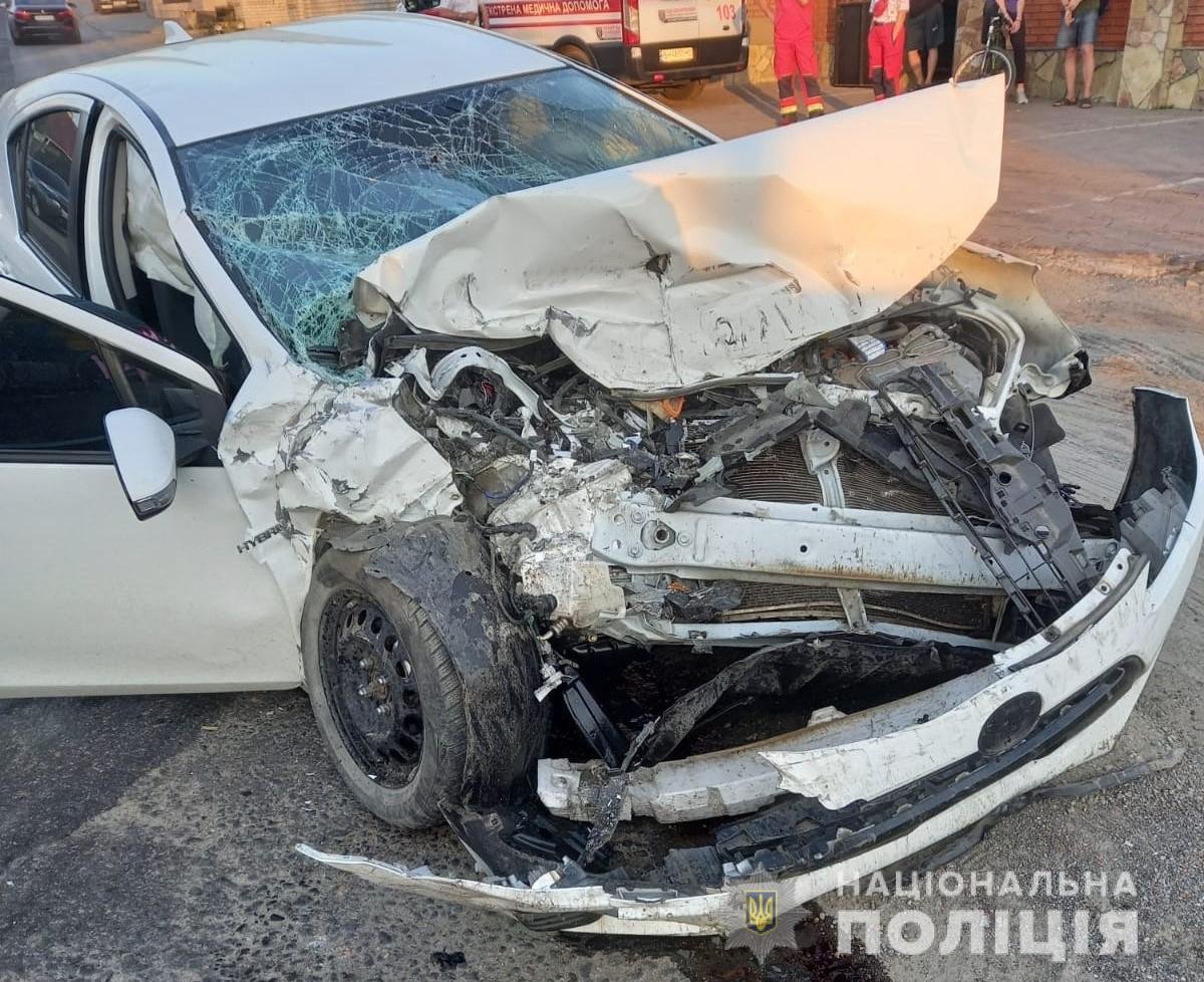 Под Одессой легковушка столкнулась с зерновозом, пострадали женщина и ребенок, - ФОТО, фото-1