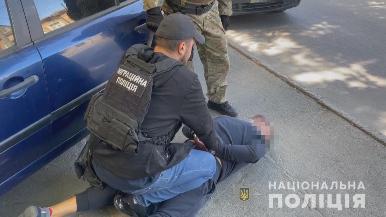 В Одессе задержали иностранцев, которые обворовывали элитные автомобили, - ФОТО, фото-1