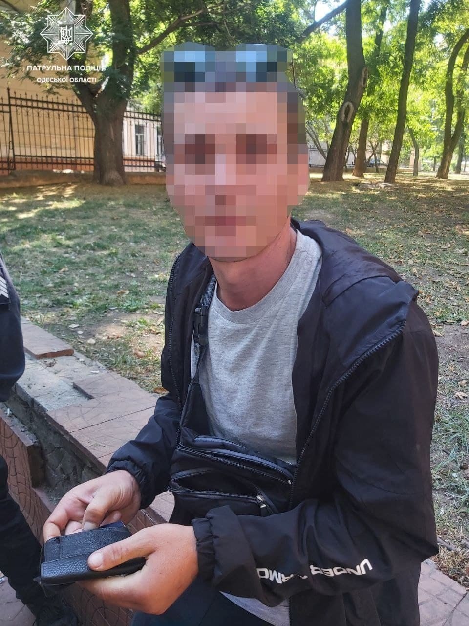 Заработал сразу две статьи: В Одессе мужчина украл телефон, а потом предлагал патрульным взятку,- ФОТО
