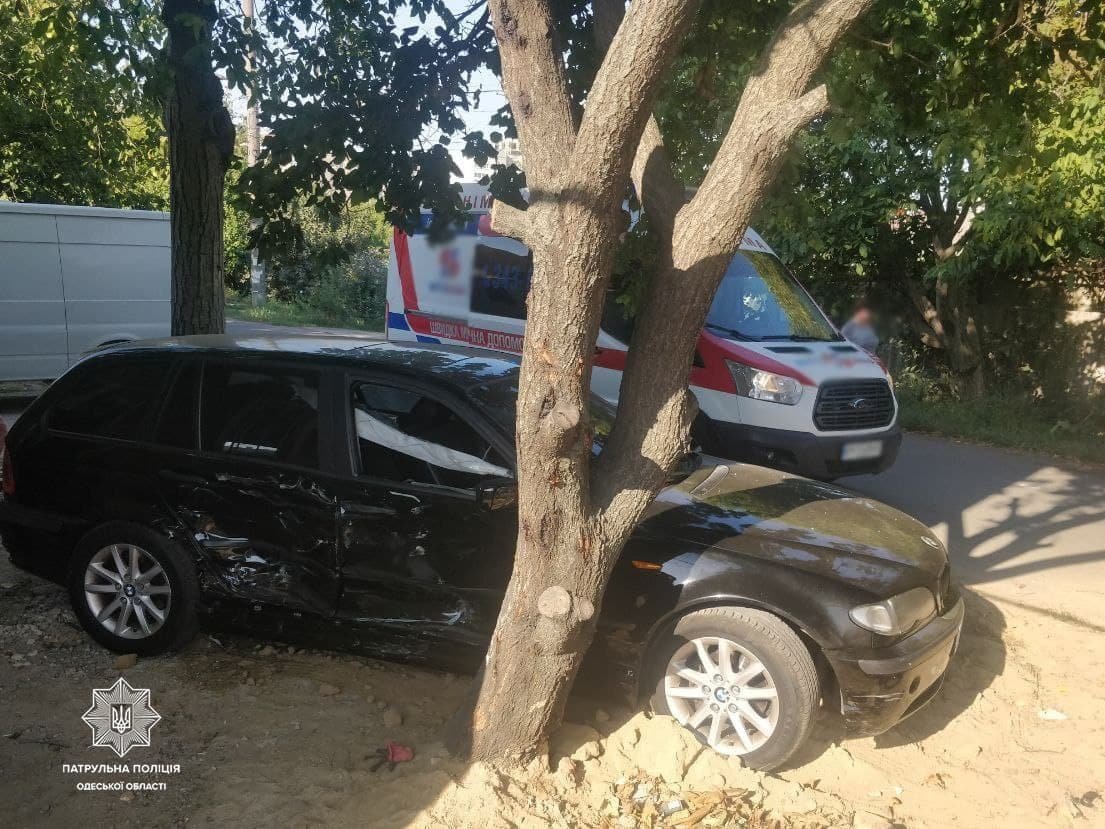 Продолжил движение по инерции и сбил человека: в Одессе столкнулись два автомобиля, - ФОТО, фото-2