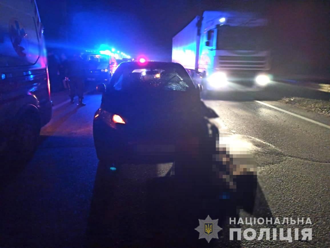 На трассе Киев - Одесса автомобиль сбил двоих людей, женщина погибла,- ФОТО