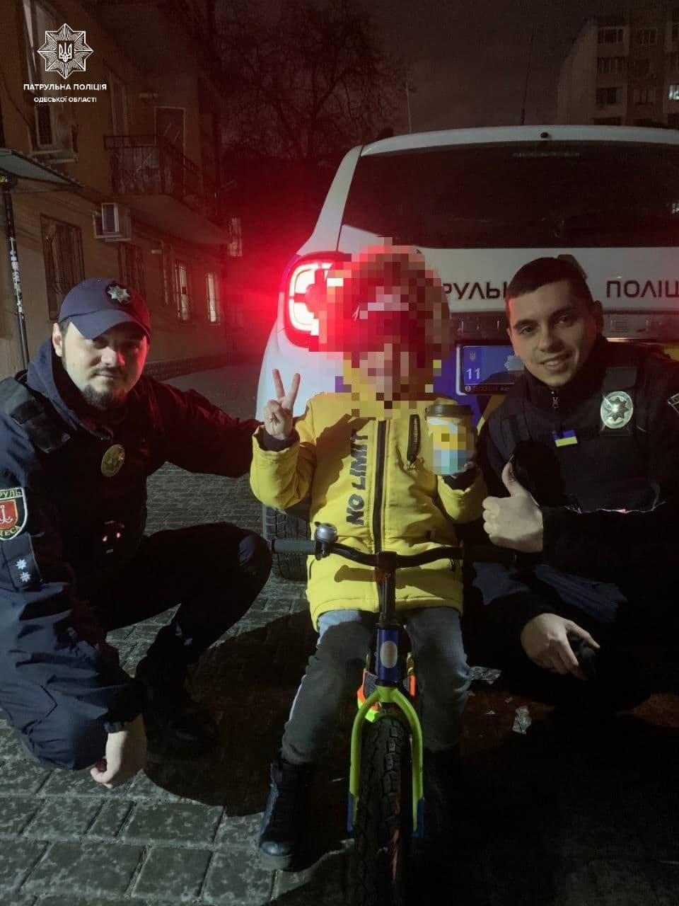 Искал маму и потерялся: в Одессе патрульные вернули домой 7-летнего мальчика, - ФОТО